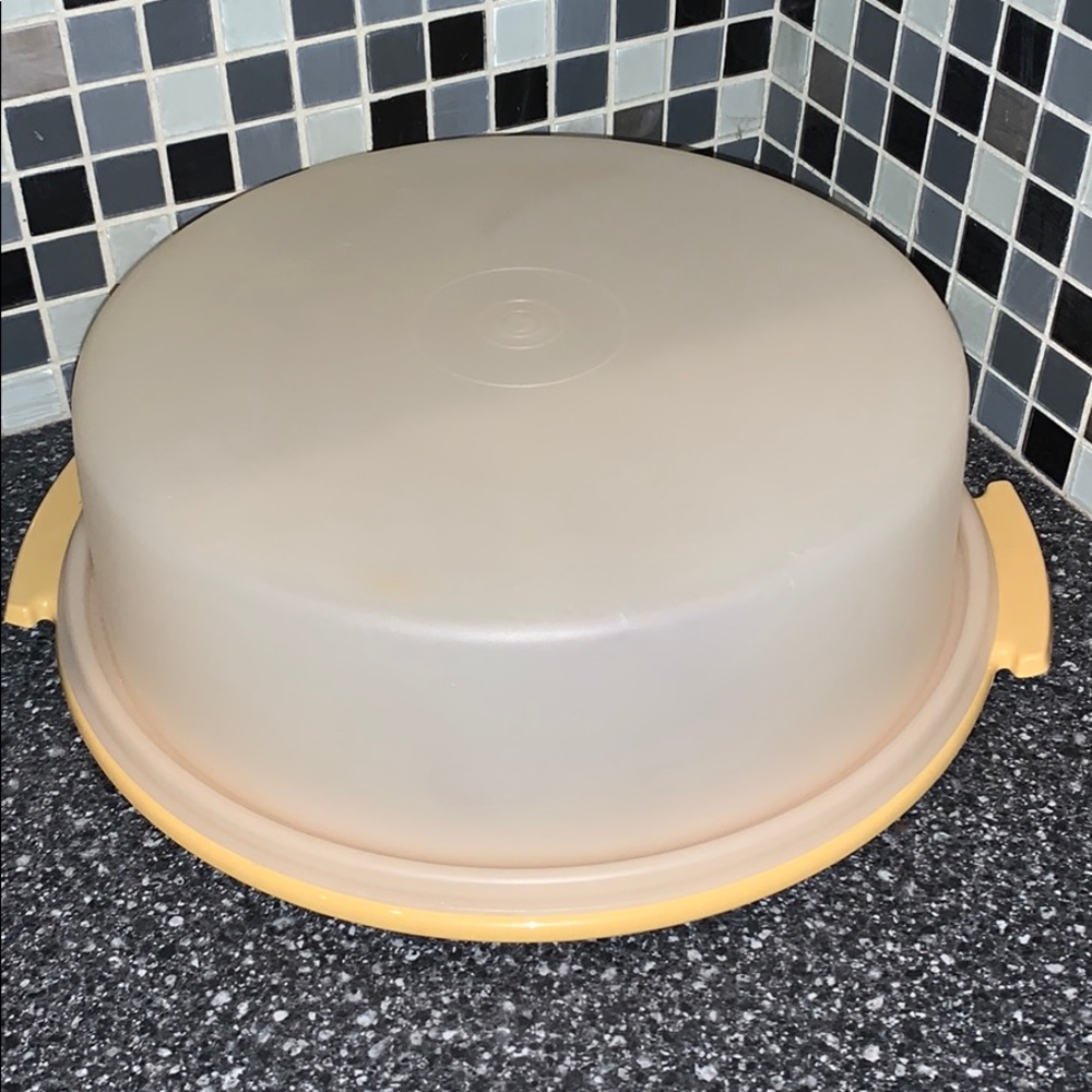 Vintage Tupperware yellow pie caddy no handle